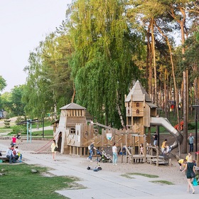 Детско-родительская площадка парка